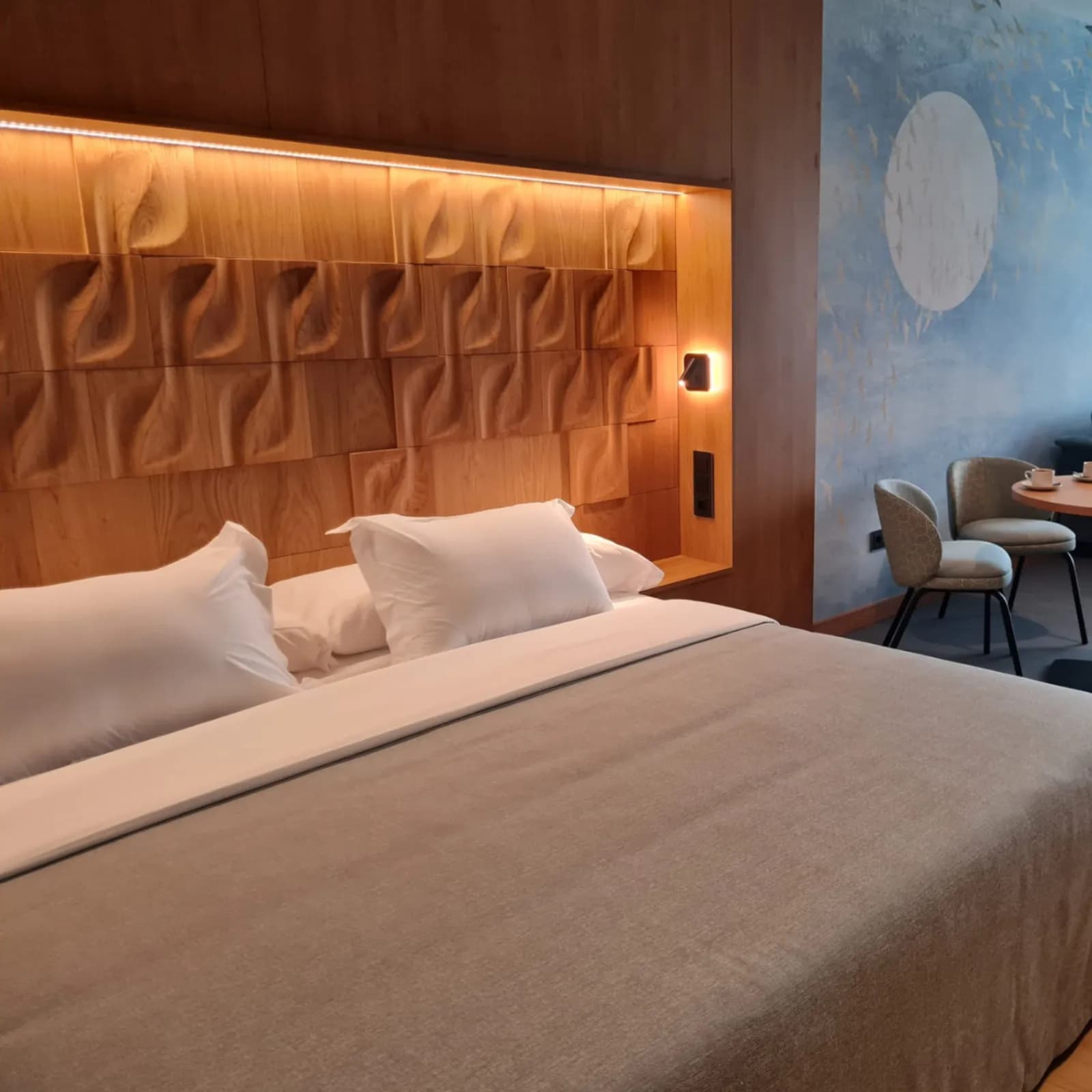 Hotellrom med Impressions-panel som sengegavl