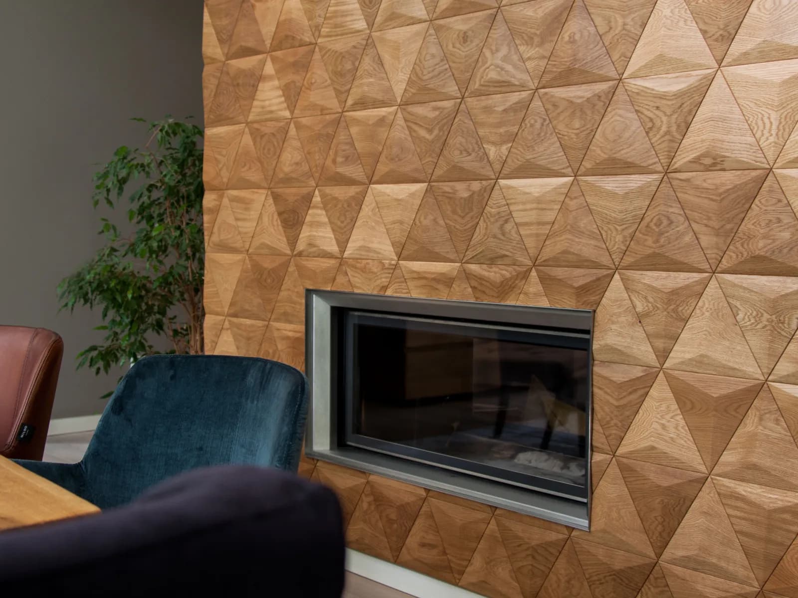 Stue med Pyramid-panel i naturell eik