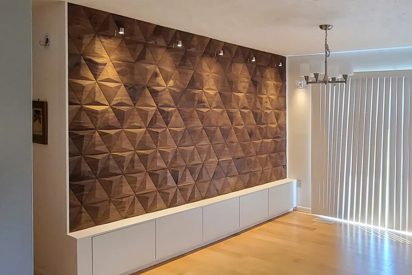 Stue med Pyramid-panel i amerikansk valnøtt