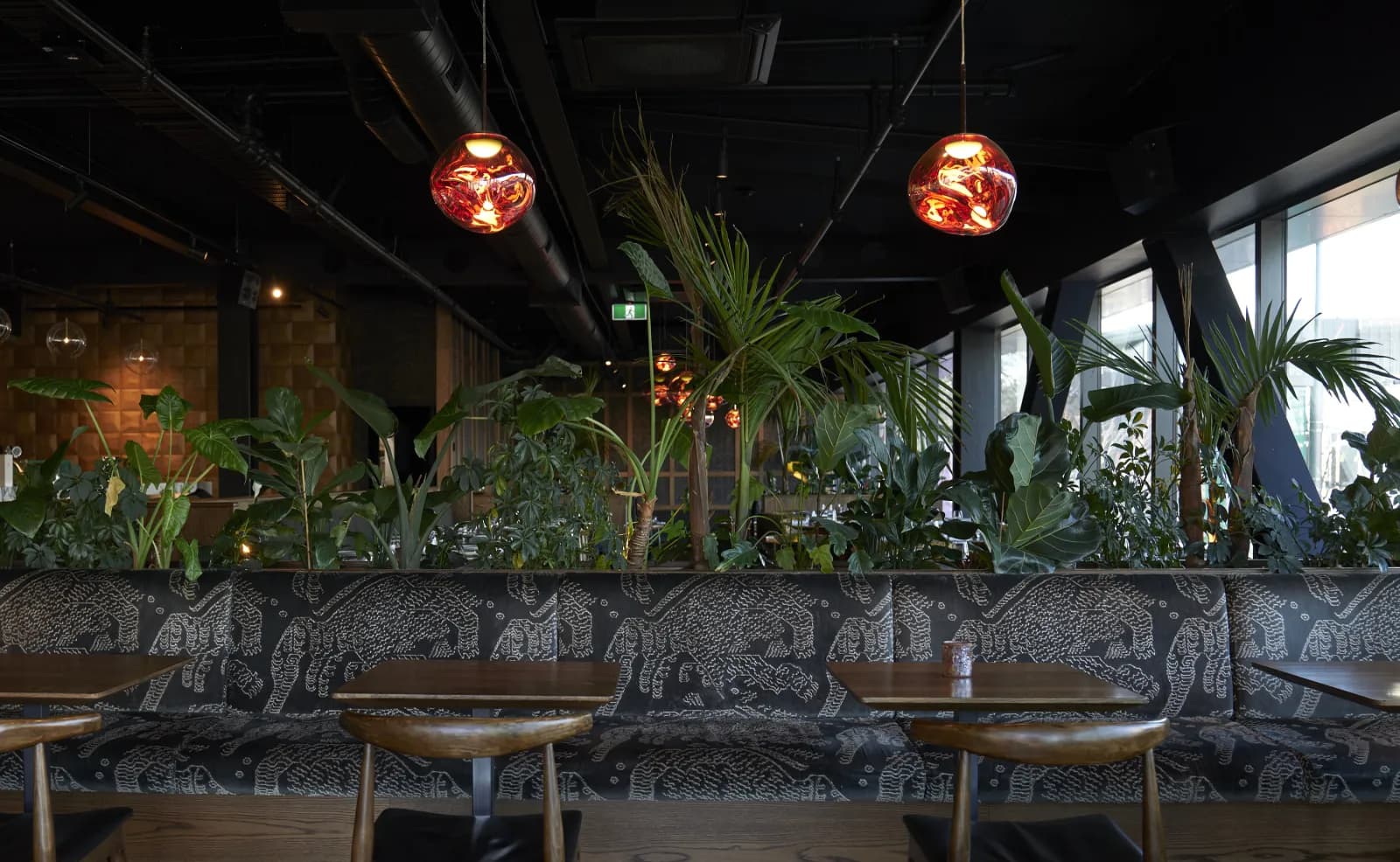 Restaurant med Pillow-panel i mørk brun eik